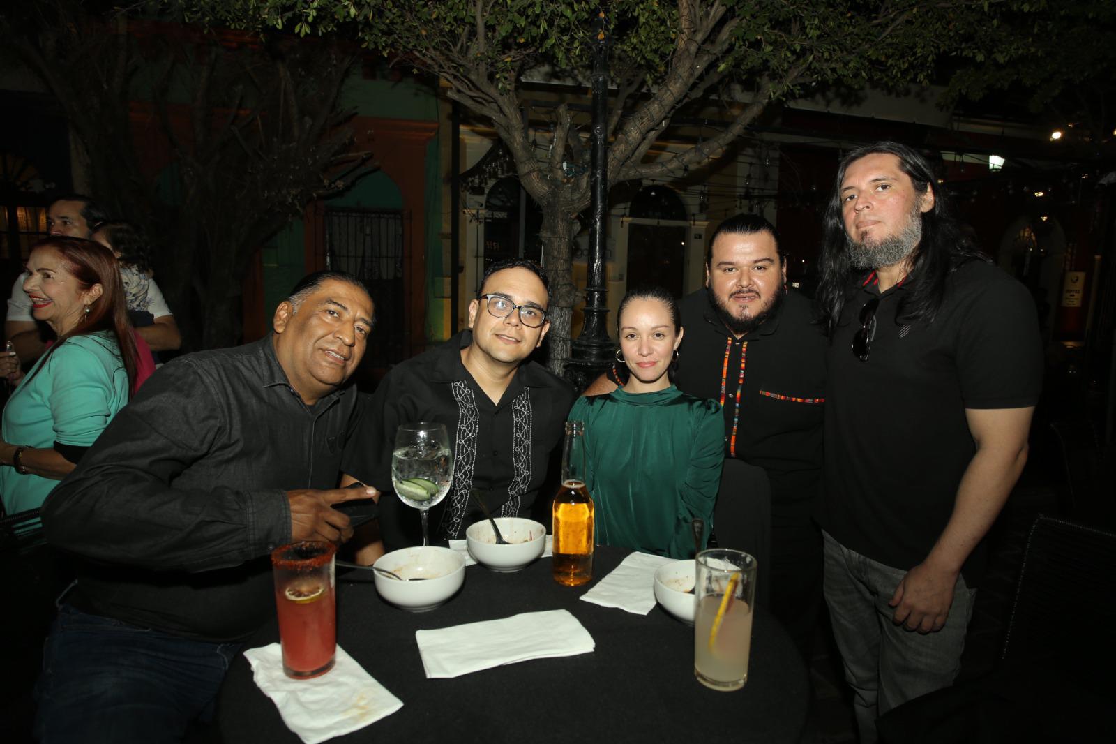 $!Miembros de la sociedad astronómica de Mazatlán estuvieron en el coctel.