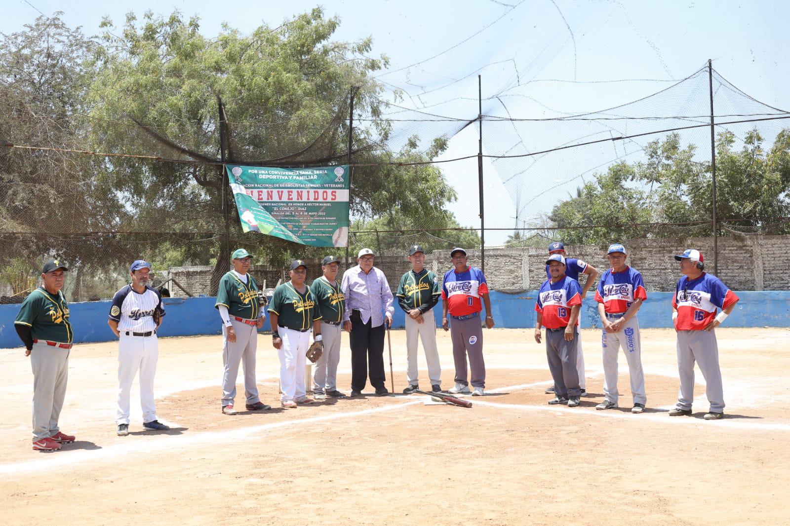 $!‘Chaflán’ López recibe reconocimiento en el Polluelos