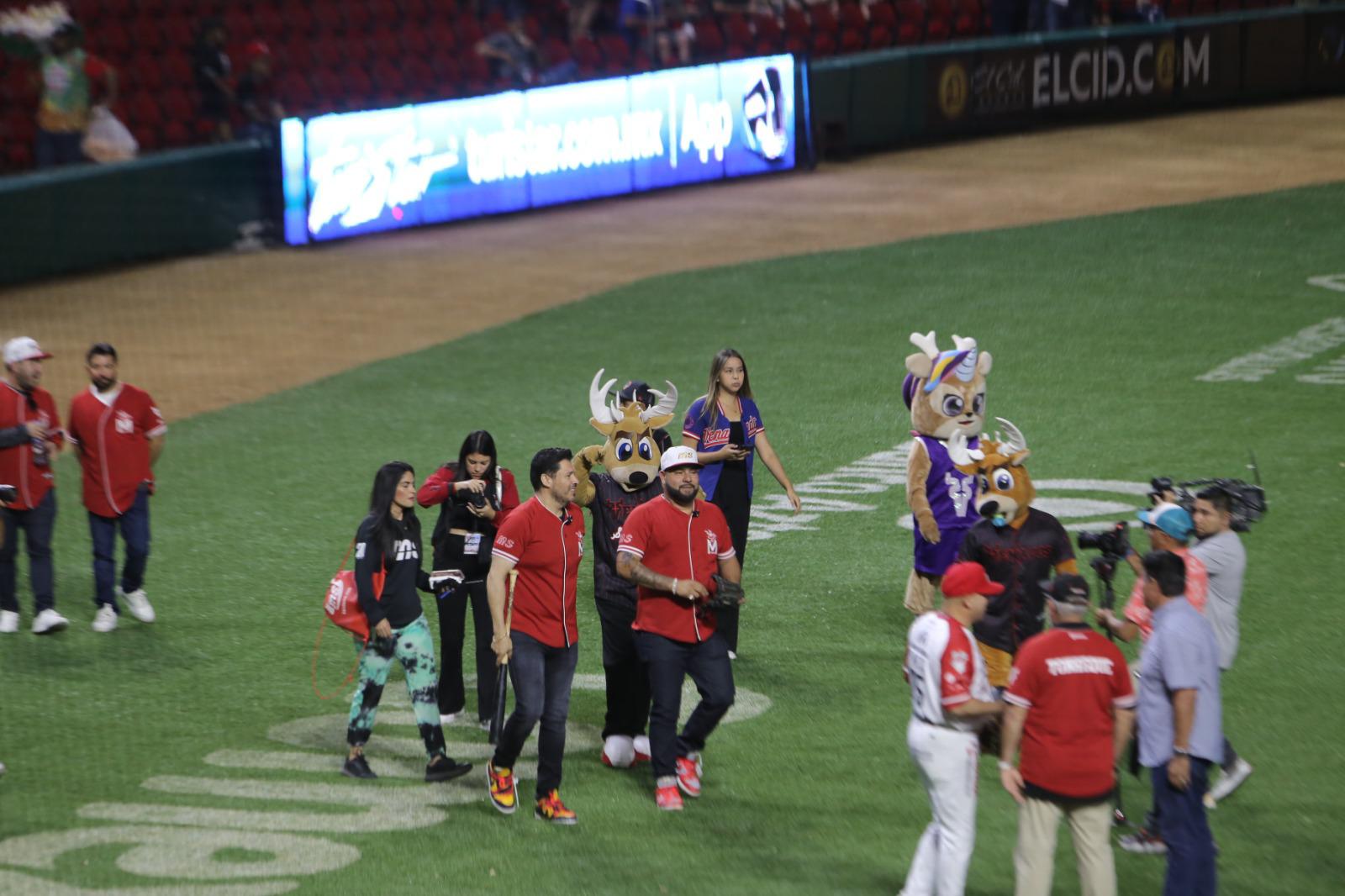 $!Momentos cuando la agrupación mazatleca llega al estadio de beisbol.