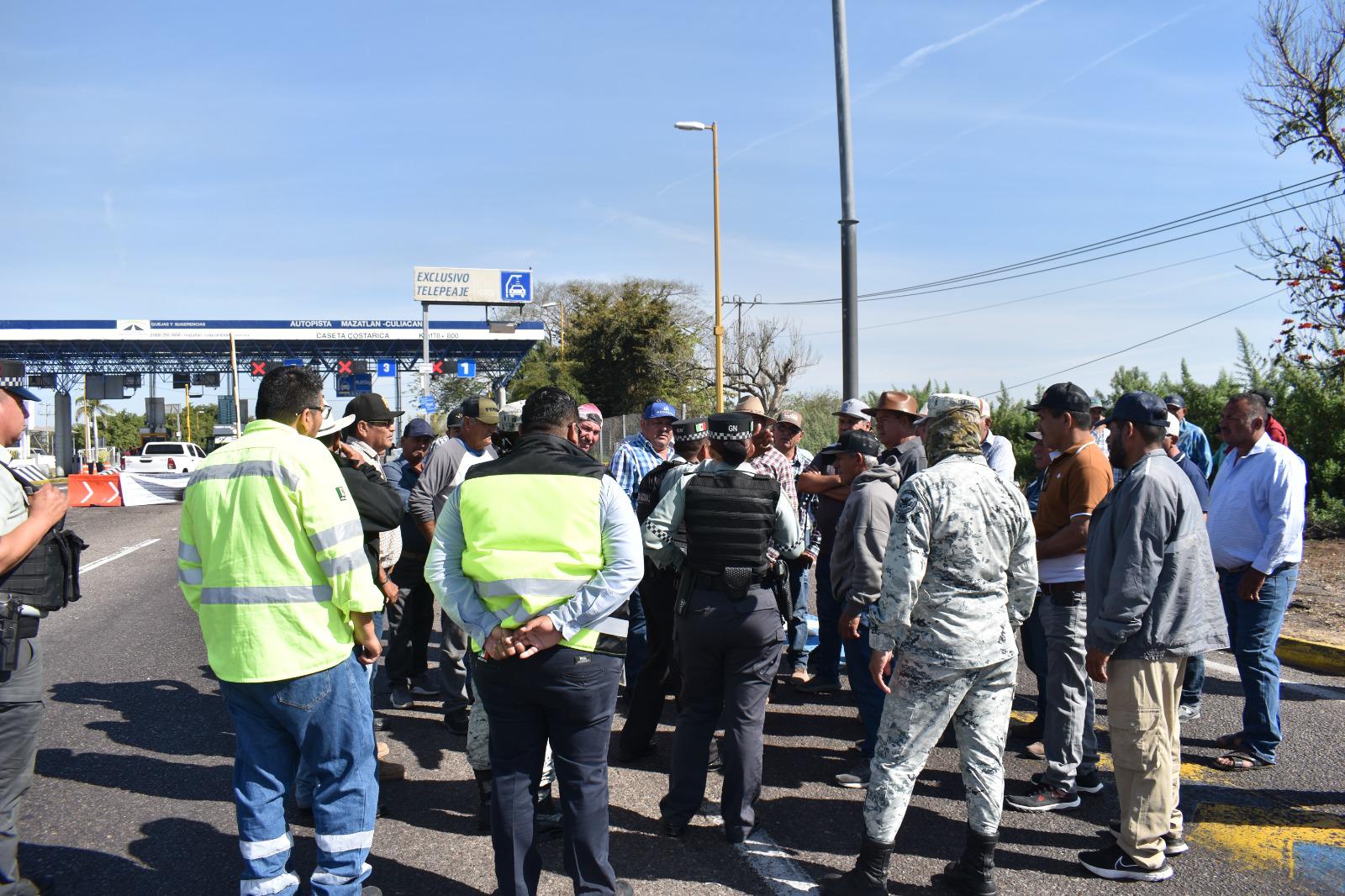 $!Maiceros restringen paso por caseta de Costa Rica en señal de protesta por el precio de comercialización
