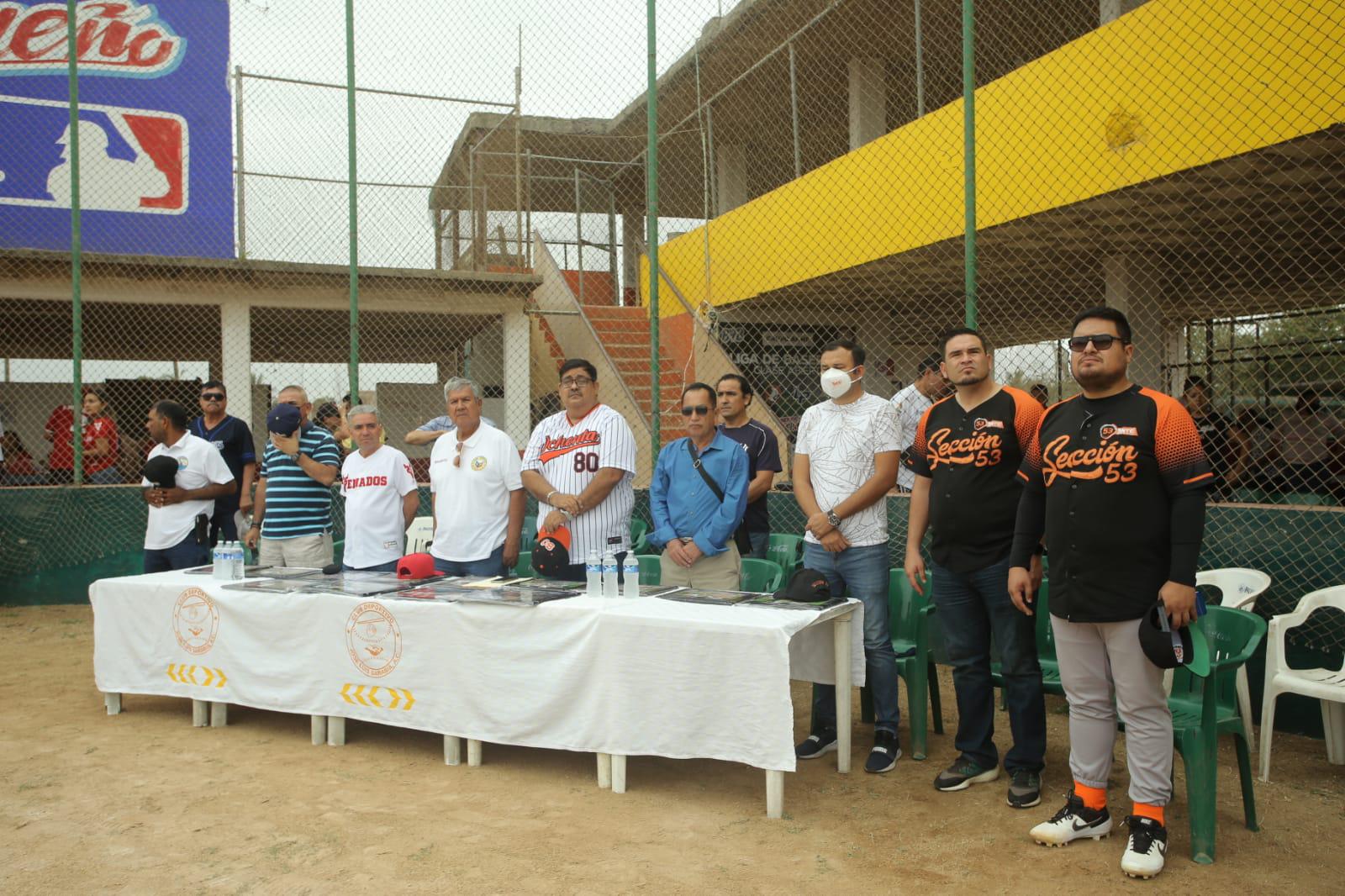 $!¡Batazo de cuatro esquinas! Realizan cuádruple homenaje en inauguración de Liga de Beisbol Burócrata Federal