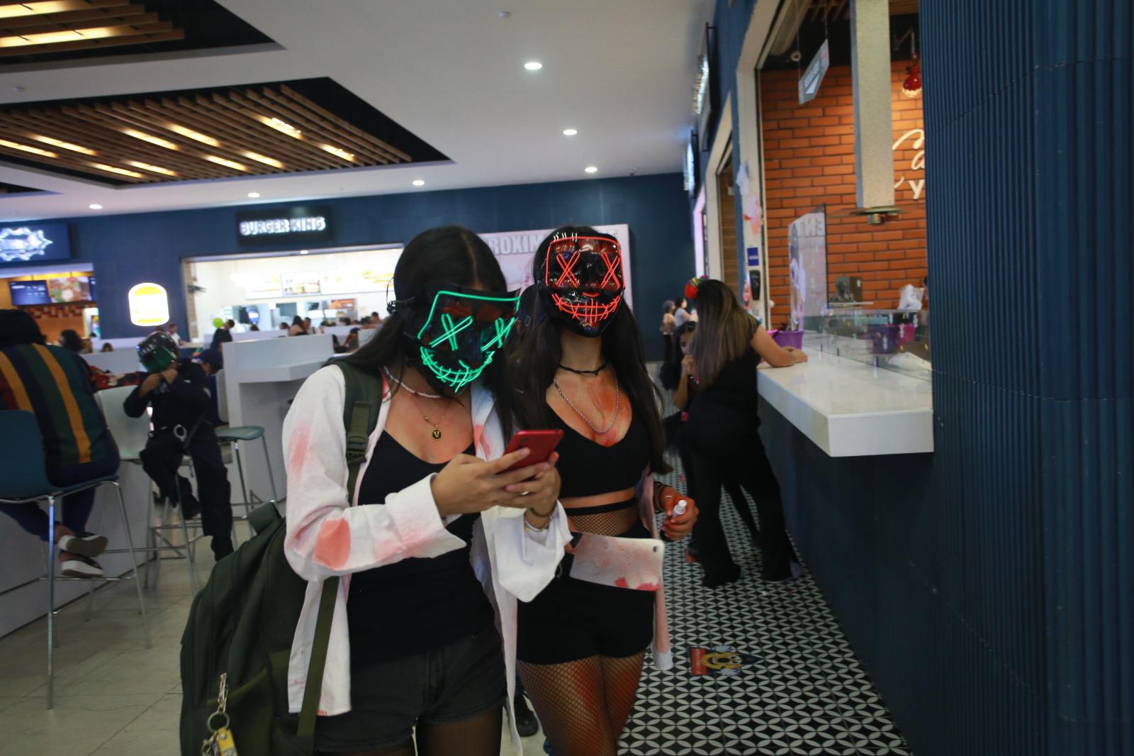$!#Galería | En la Gran Plaza y en las letras de Mazatlán se arma la fiesta de Halloween