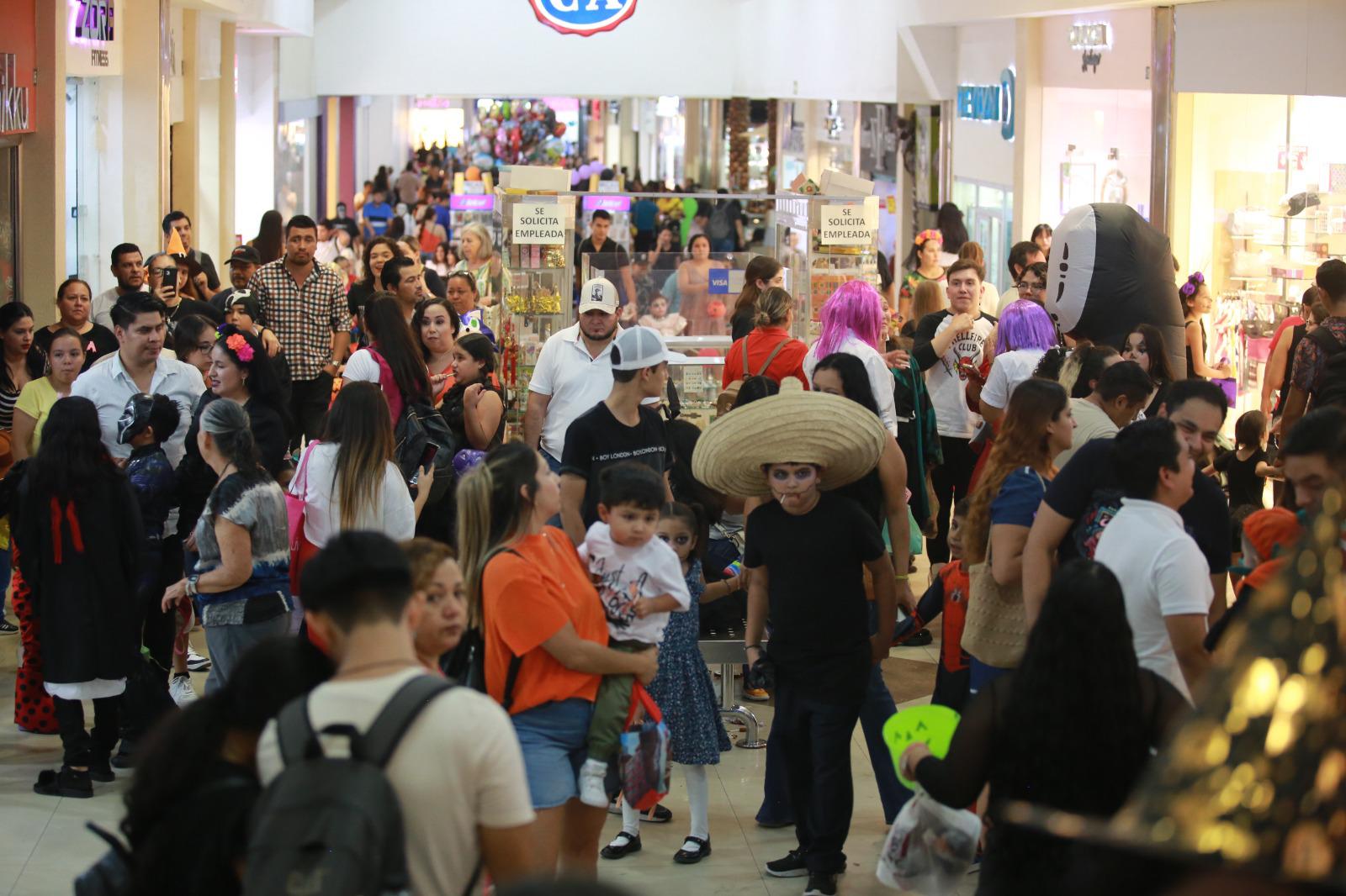 $!#Galería | En la Gran Plaza y en las letras de Mazatlán se arma la fiesta de Halloween