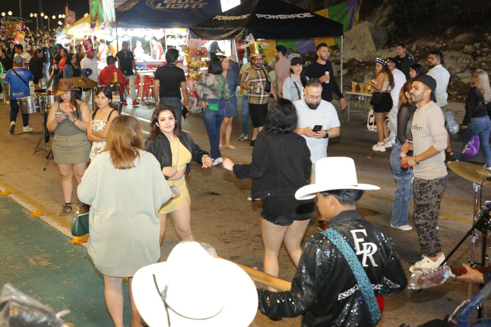 $!Vibra Olas Altas con la segunda noche del Carnaval de Mazatlán 2025