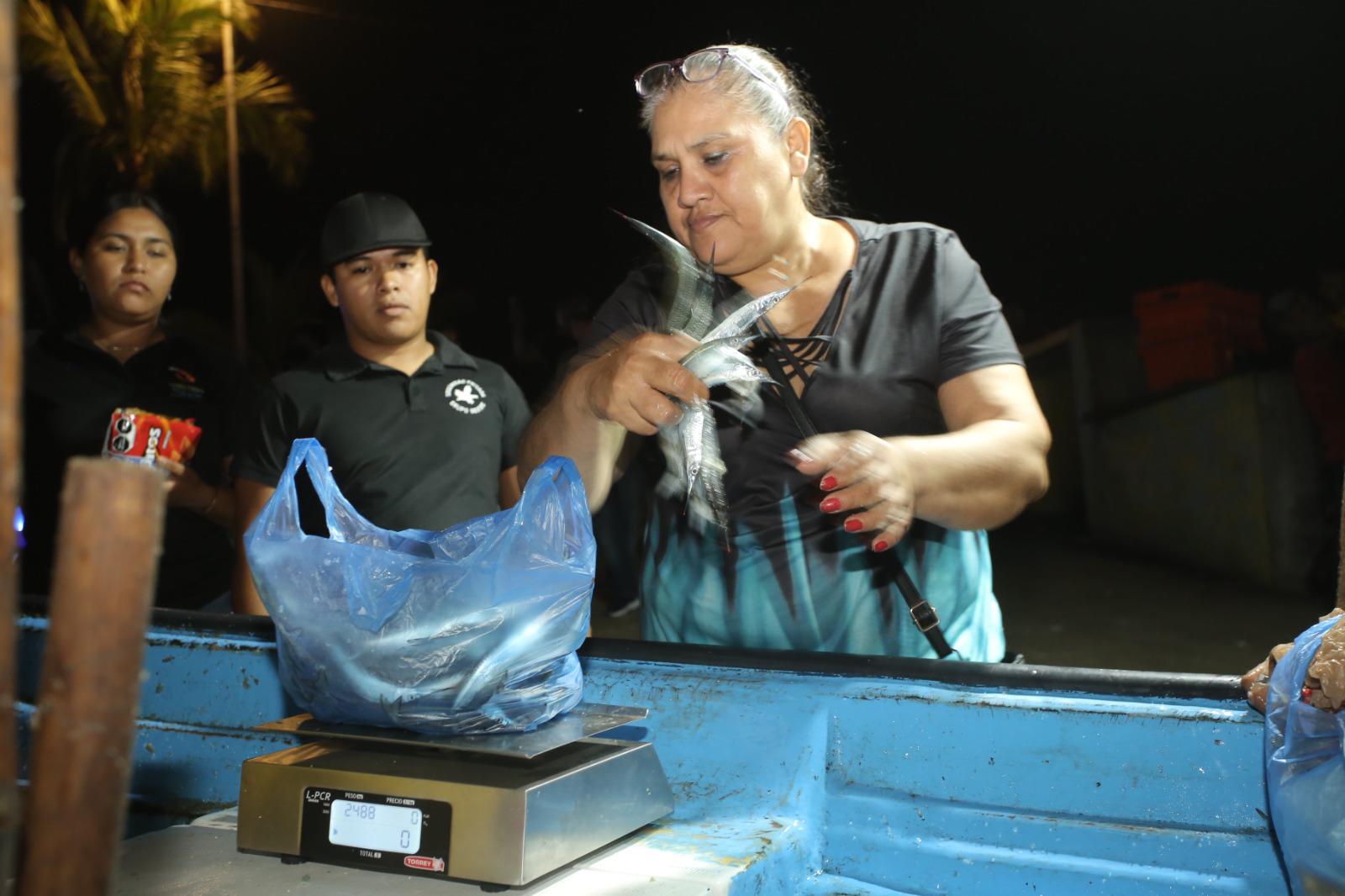 $!Llega el ‘pajarito’ a Mazatlán; pescadores sacan buen botín en su segundo día en altamar