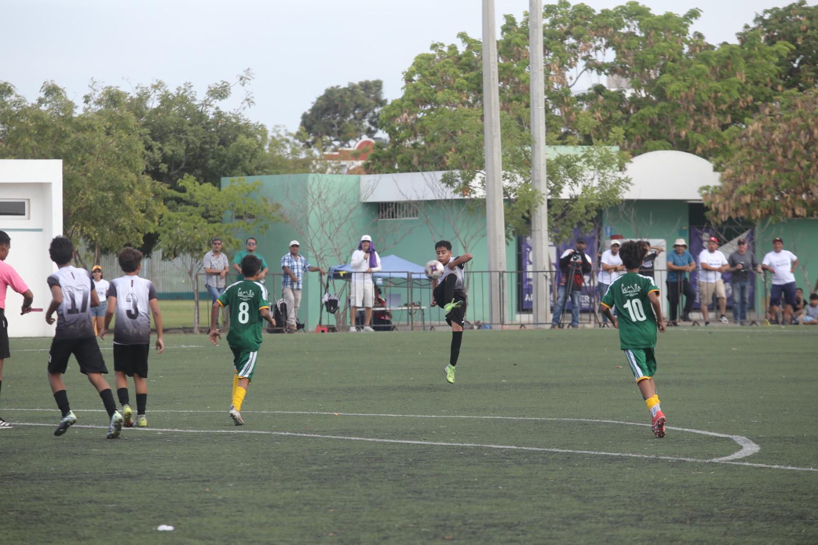 $!Ahome domina Estatal de Futbol, en Mazatlán