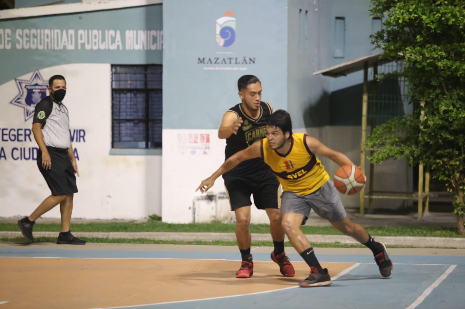 $!Carnes Jabalíes rescata importante triunfo ante Lobos Skill en el baloncesto de Casa Hogar