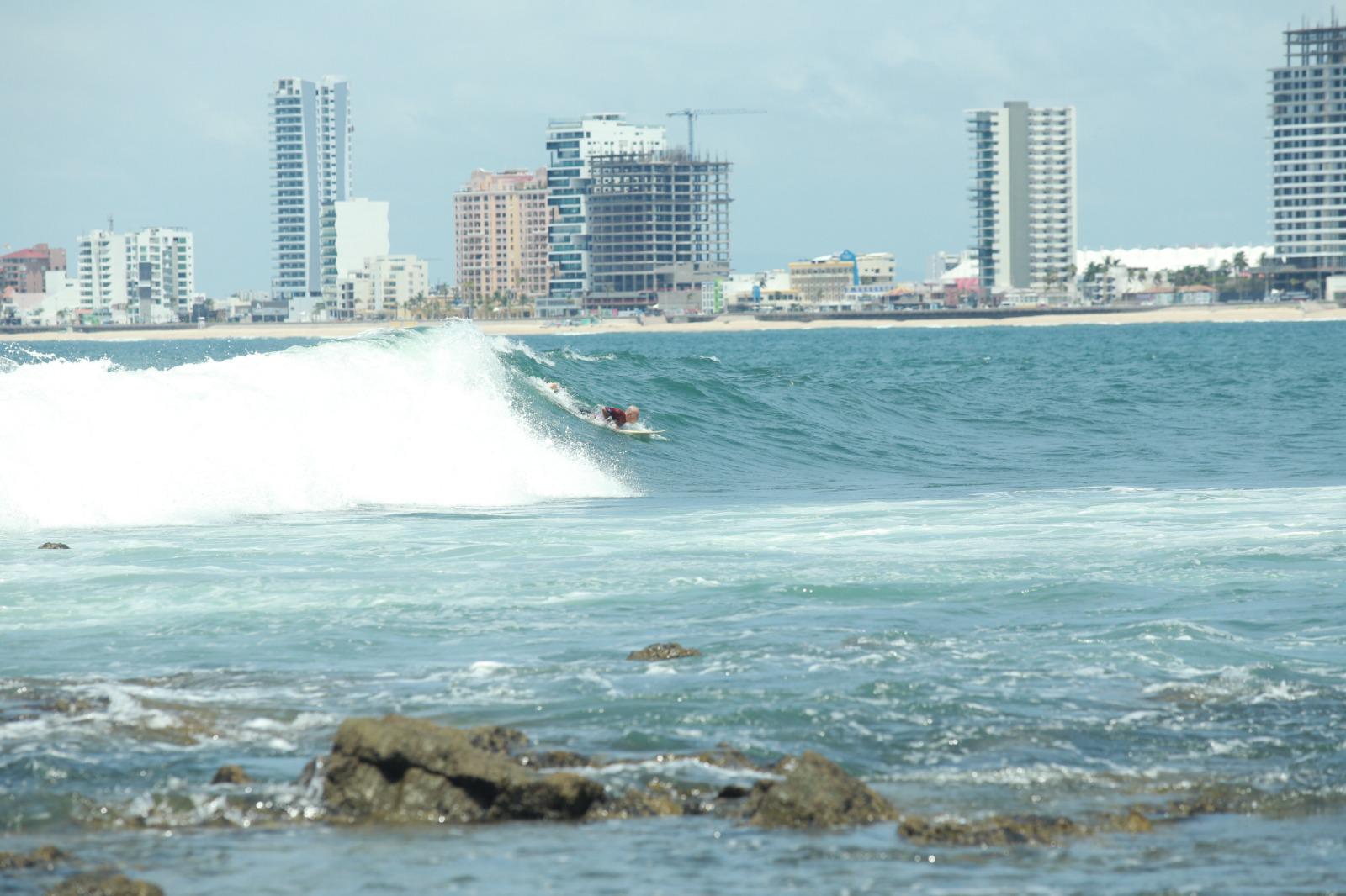 $!Muestran surfistas habilidades en el mar mazatleco