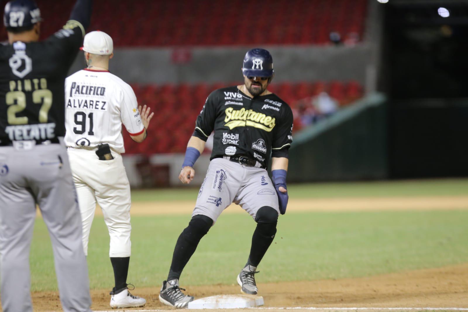$!Édgar Torres domina la ofensiva de Sultanes y Venados pega primero en la serie