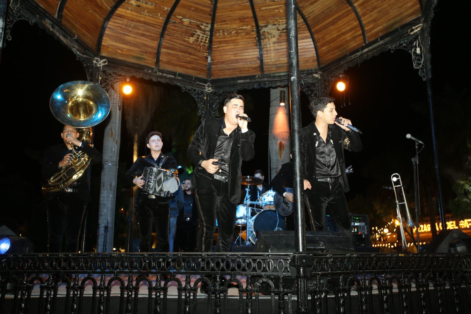 $!Grupo Son de Oro estuvo amenizando el Coctel, también son interpretes del tema de la película.