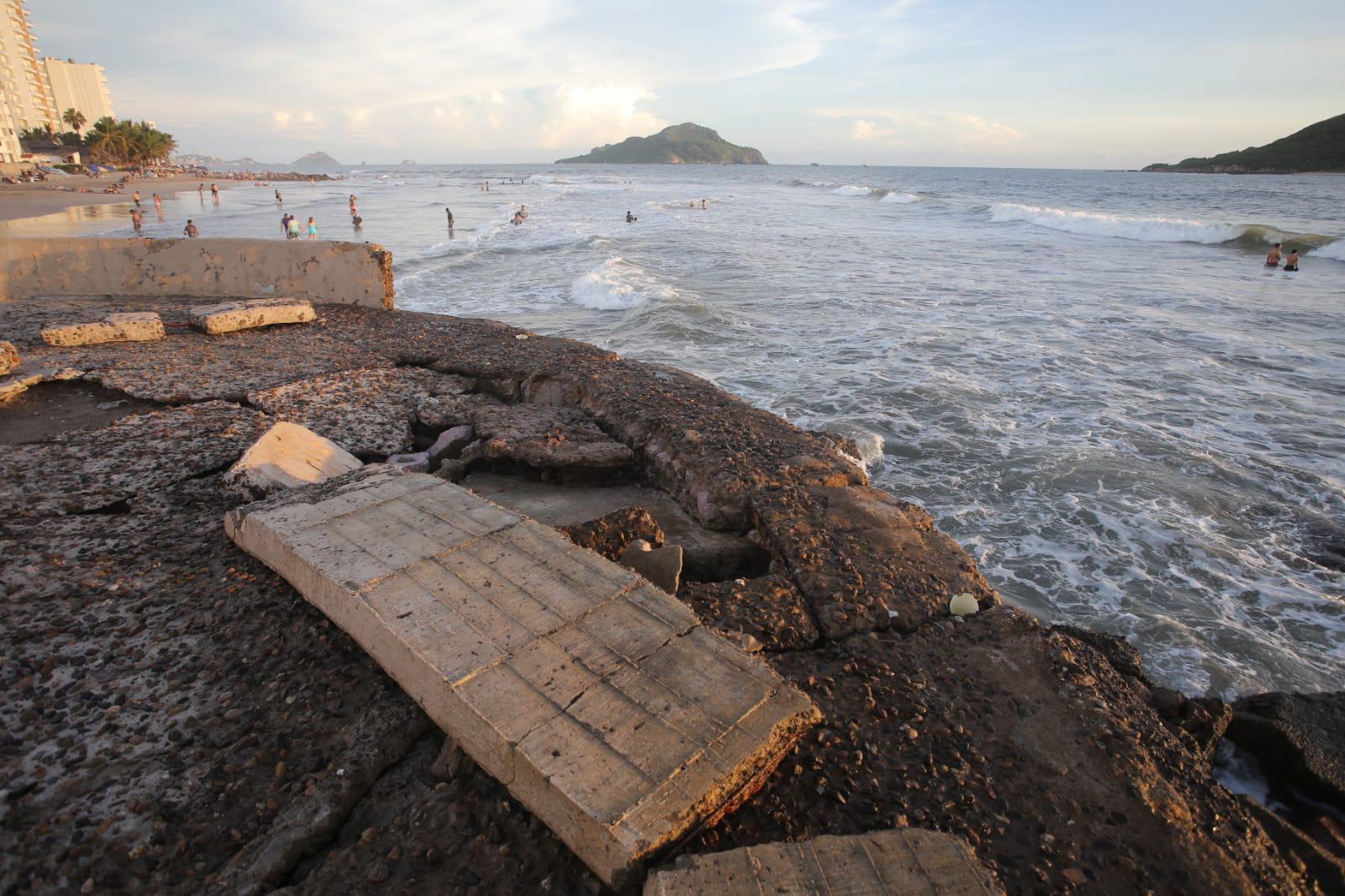 $!El fuerte oleaje se ‘come’ playas en Mazatlán