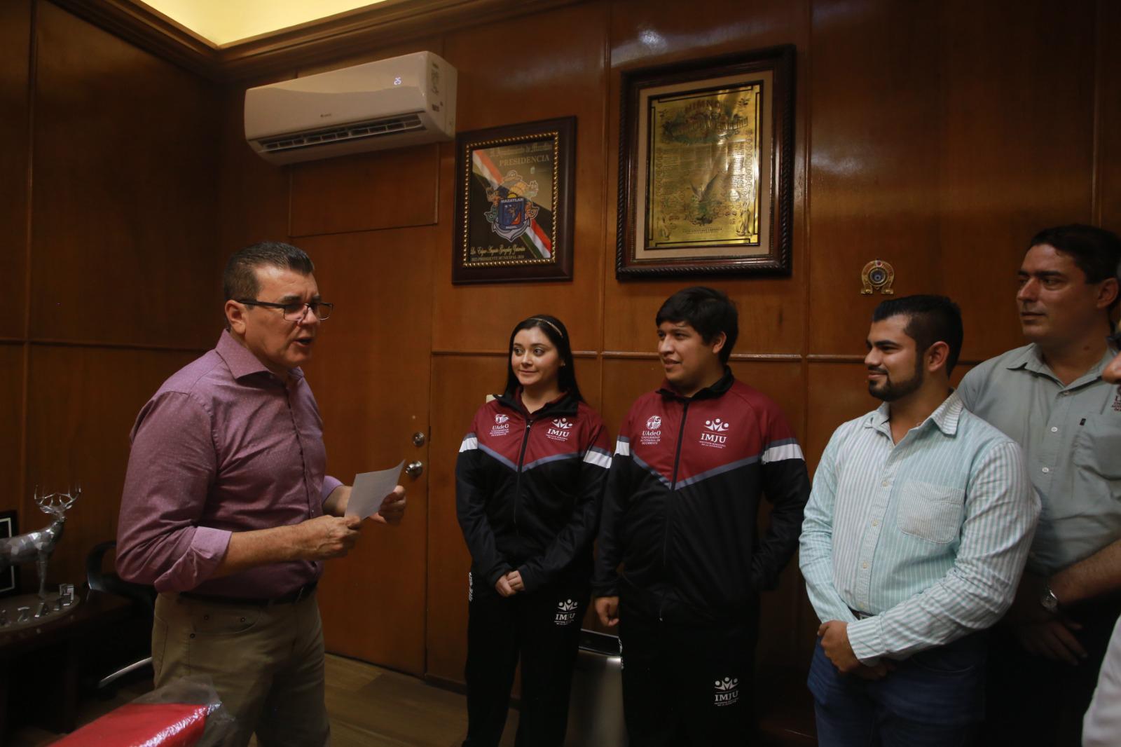 $!Abandera Alcalde a equipo mazatleco que participará en Infomatrix 2023, en Chile