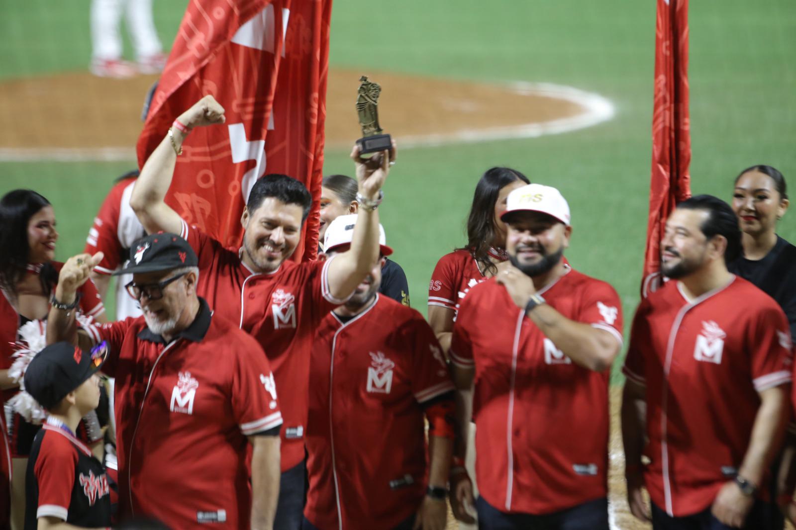 $!Oswaldo Silvas, orgulloso presume el premio.