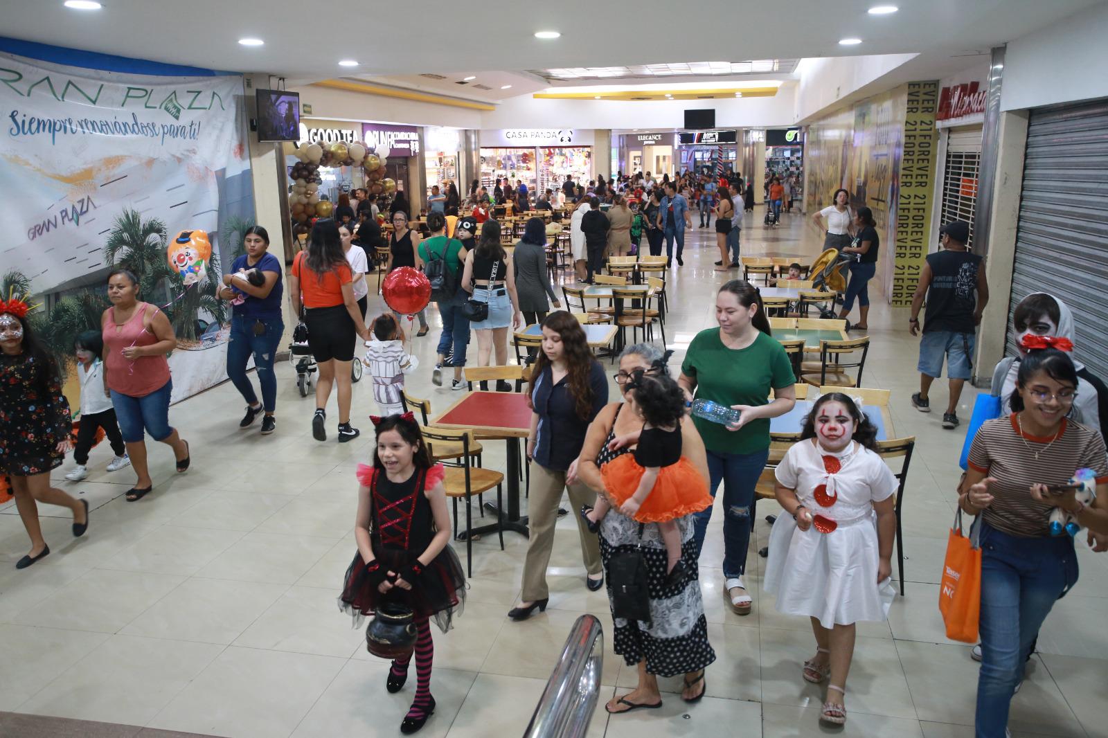 $!#Galería | En la Gran Plaza y en las letras de Mazatlán se arma la fiesta de Halloween