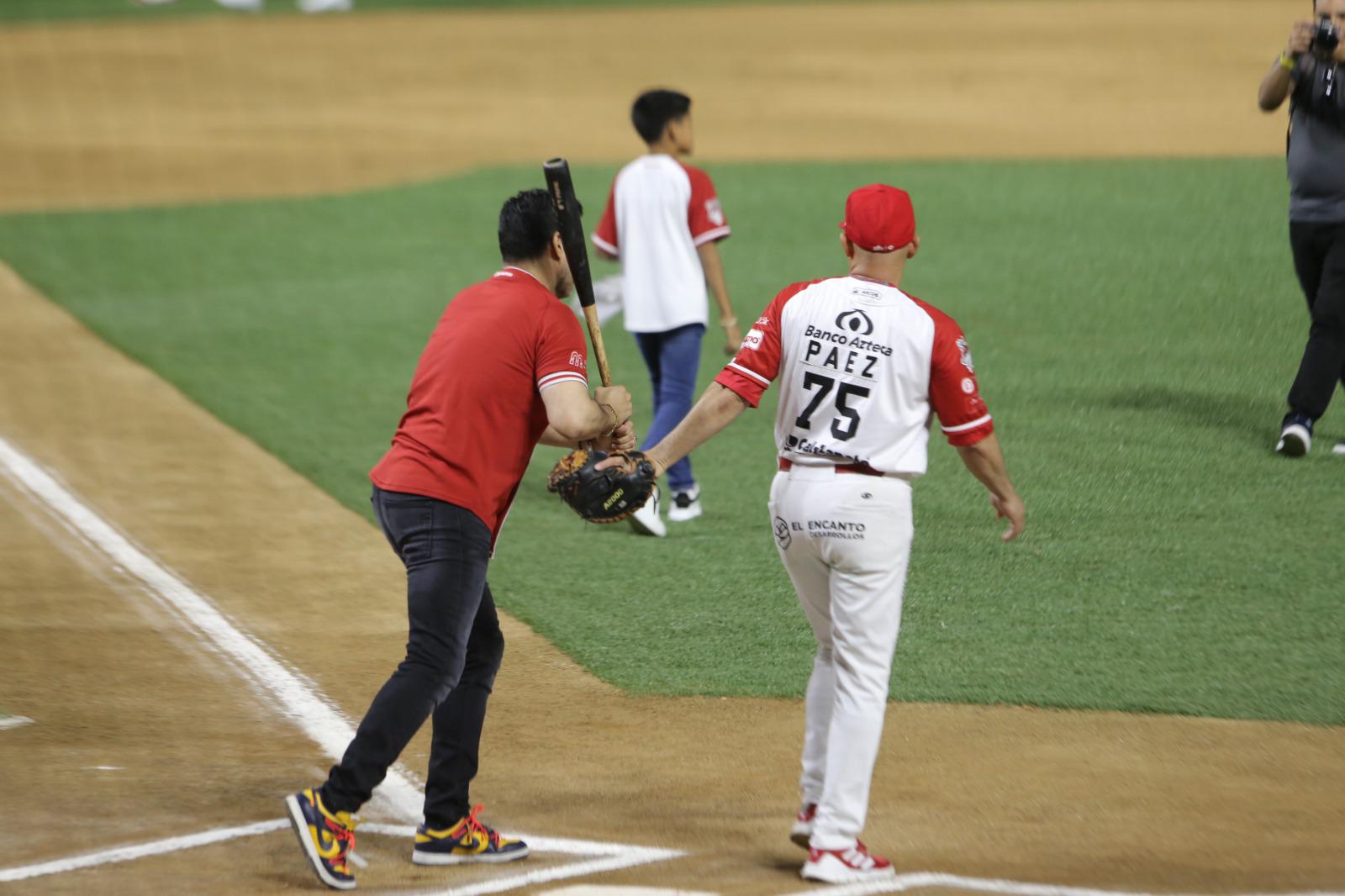 $!Walo Silvas se prepara para realizar el primer bateo de la noche.