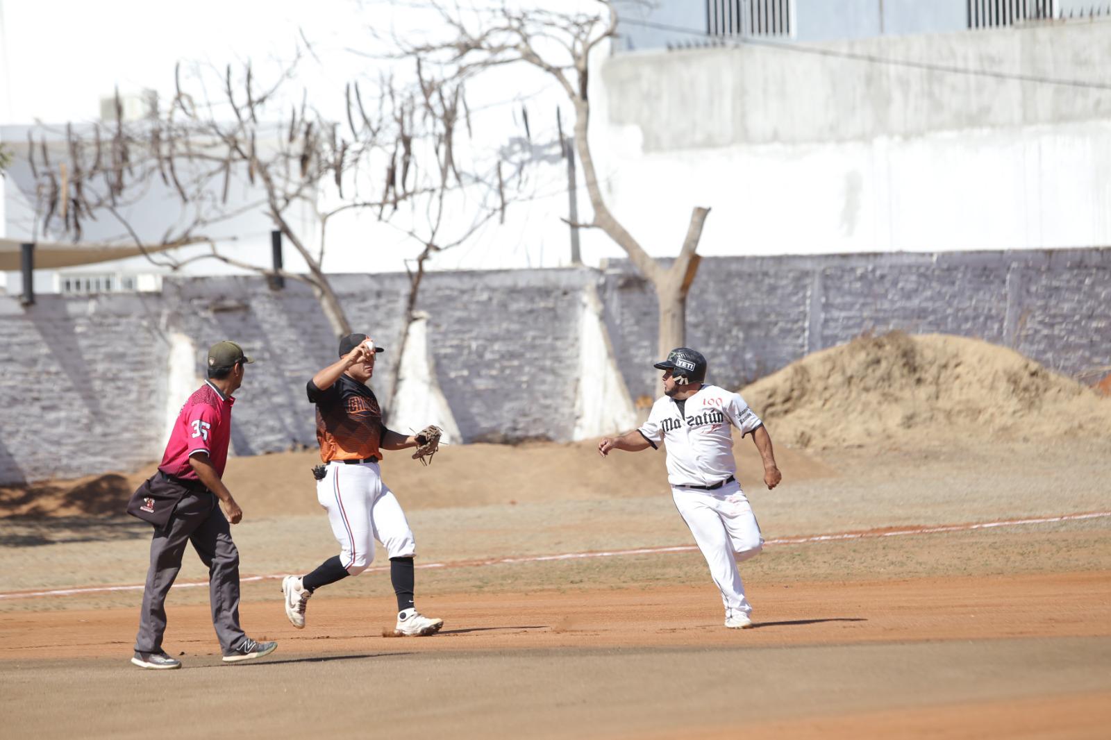 $!Astros de Camacho no suelta la cima de Liga Dominical, en Polluelos