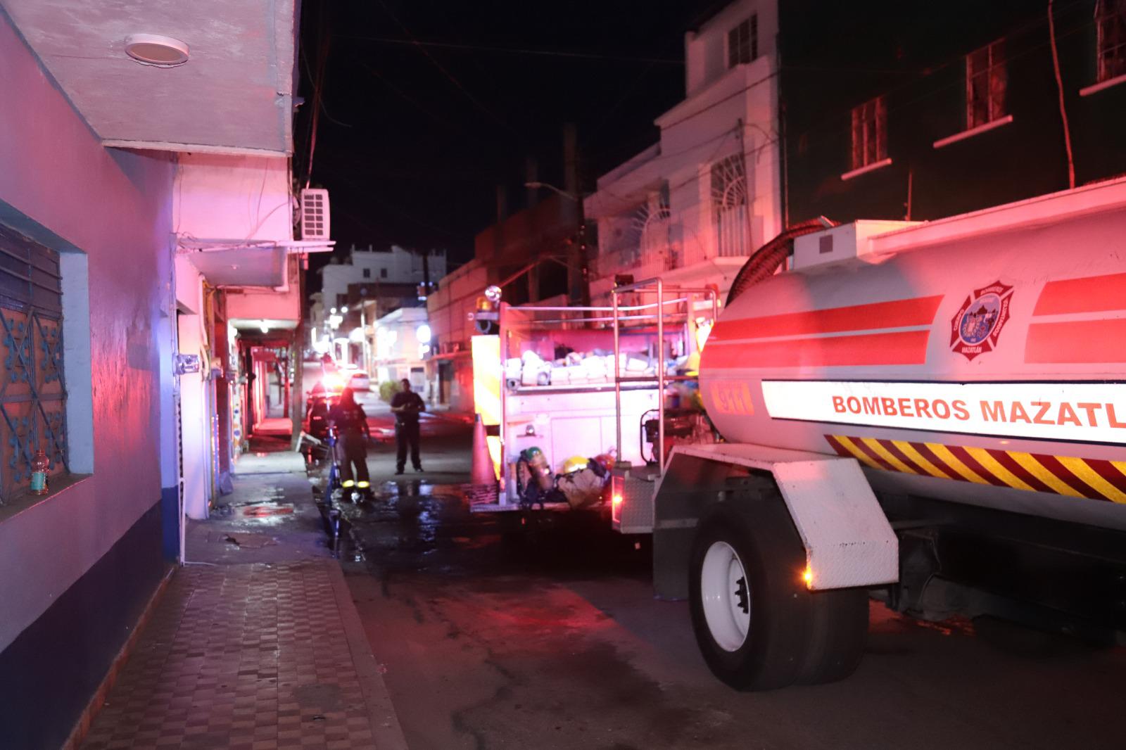 $!Incendio arrasa con tienda de artículos para fiestas en el Centro de Mazatlán