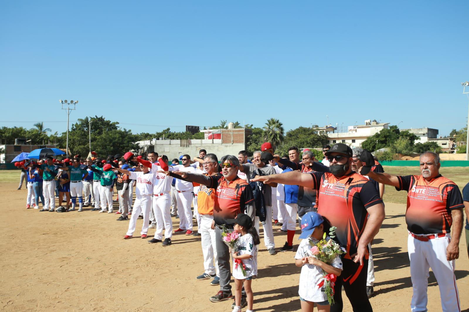 $!Cantan playball en la Liga de Beisbol Magisterial, en el Club Sarabia