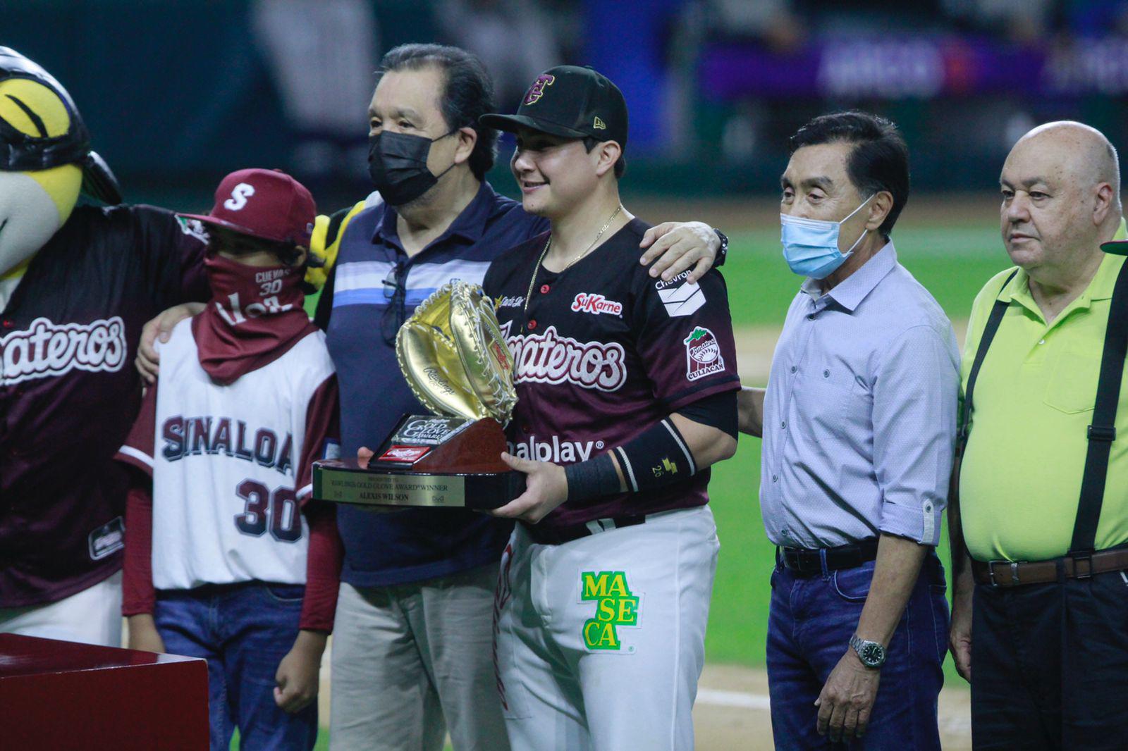 $!Alexis Wilson recibe su Guante de Oro como el mejor receptor de la campaña anterior