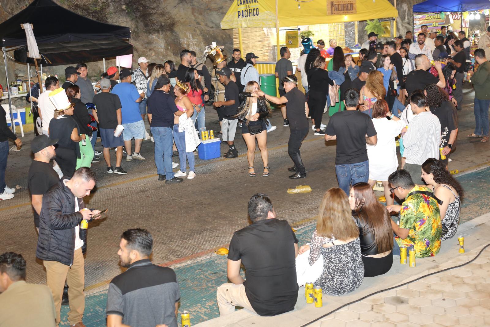 $!Vibra Olas Altas con la segunda noche del Carnaval de Mazatlán 2025