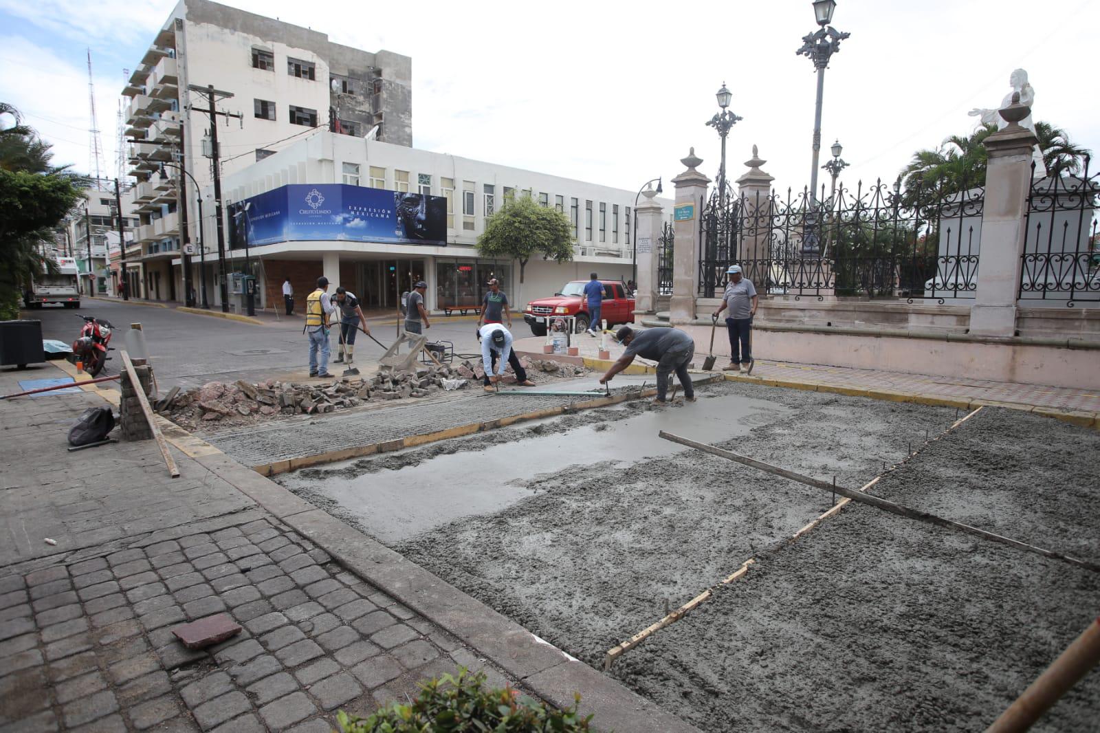 $!Construyen otro paso peatonal elevado en Mazatlán, ahora afuera de Catedral
