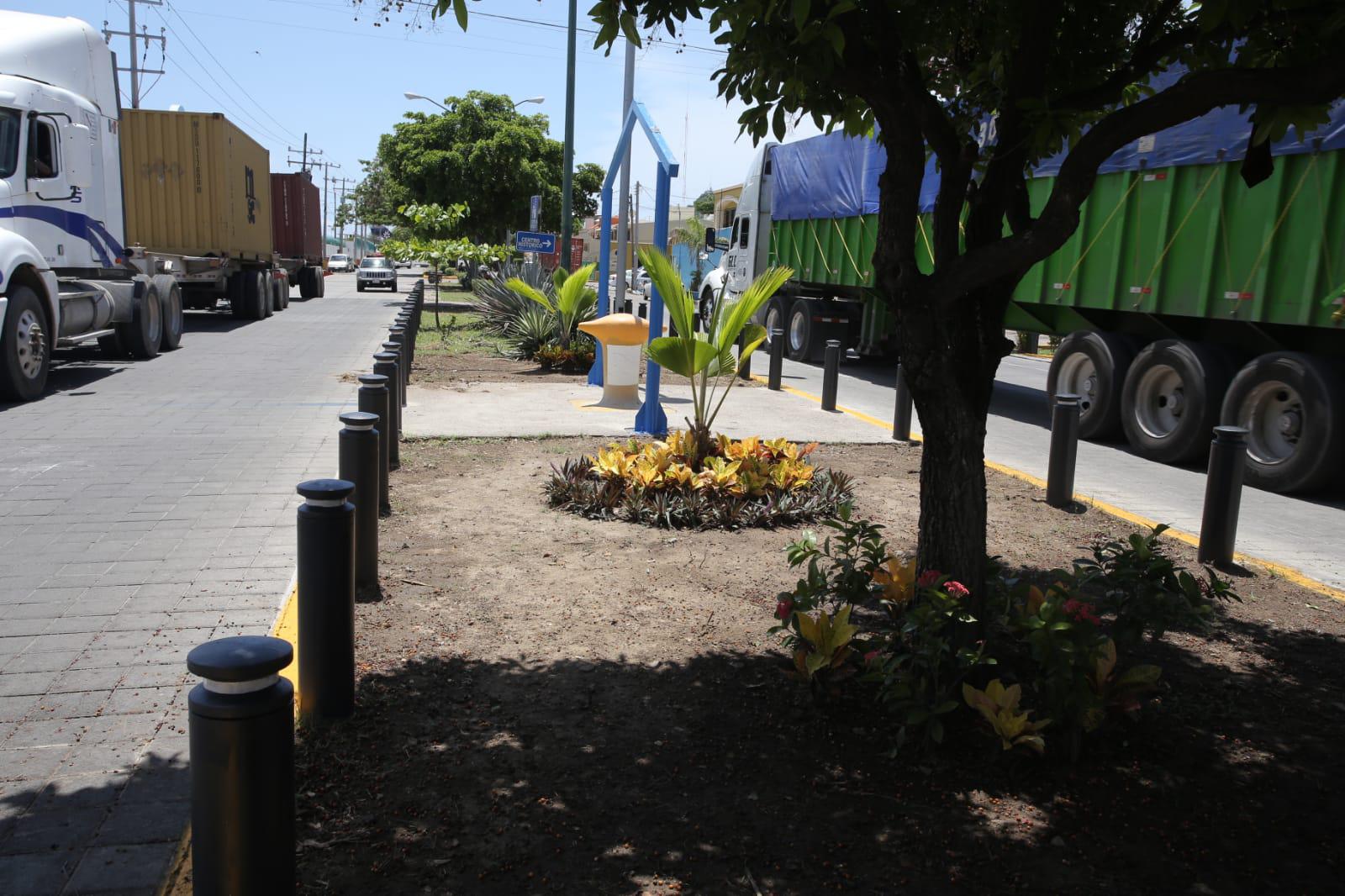 $!Mazatlán restaura la ‘línea azul’ y señalizaciones peatonales para los turistas de crucero que arribarán este miercoles