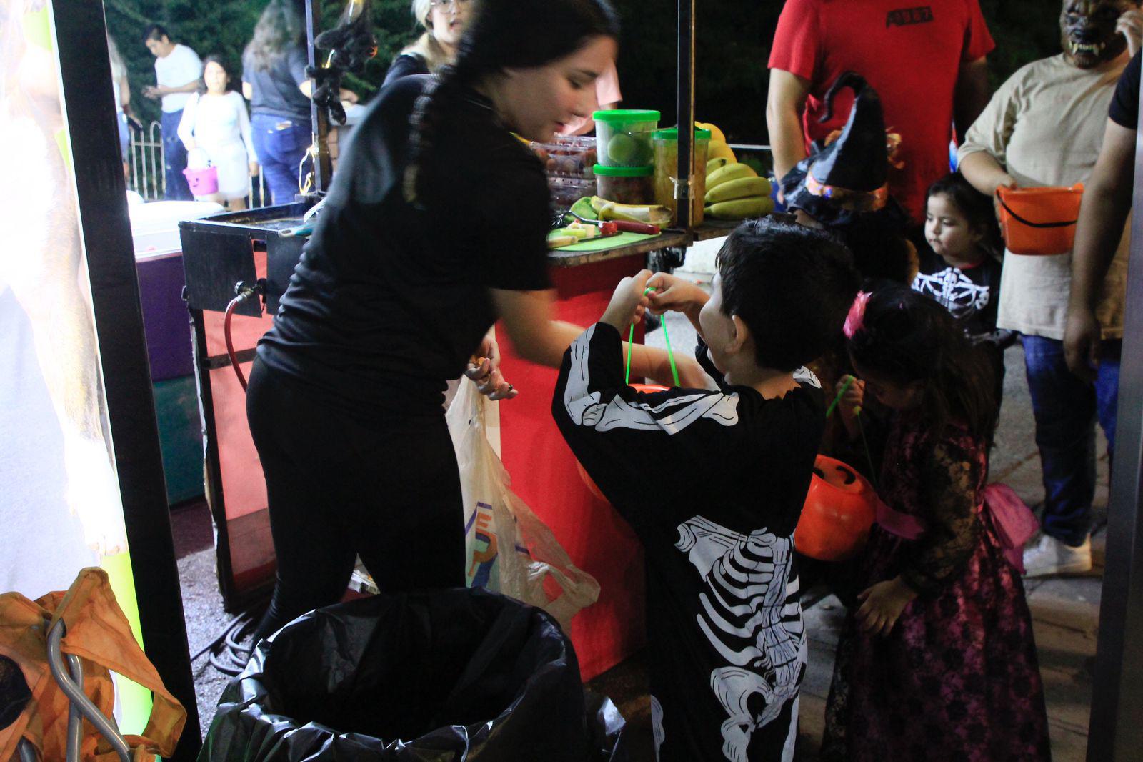 $!#Galería | Salen familias de Culiacán a celebrar la noche de Halloween en avenidas vigiladas