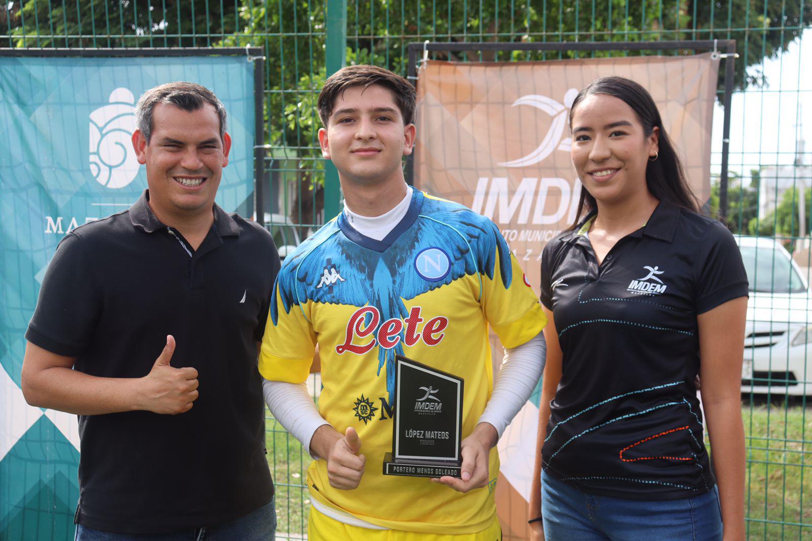 $!Premian a lo mejor del Torneo de Futbol López Mateos Sabatino