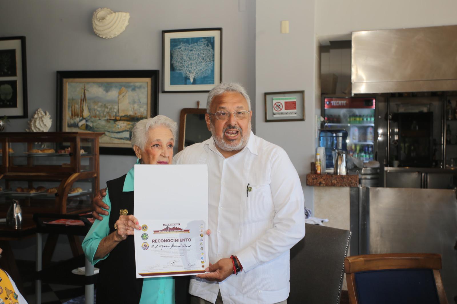 $!Marina Guerra Pinal recibe su reconocimiento, luego de cumplir 57 años cómo “leona”.