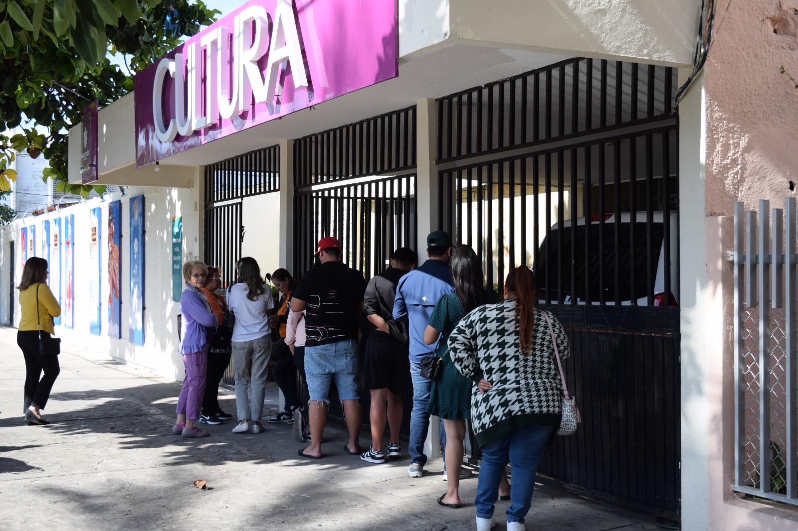 $!Pernoctan afuera de taquilla para comprar boletos para los espectáculos del Carnaval 2024