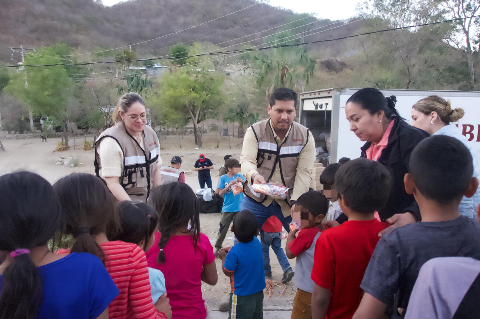 $!Reparte Gobierno de Sinaloa 4 mil 400 apoyos invernales para comunidades serranas de Choix