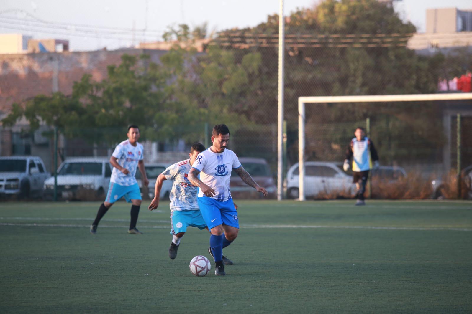 $!Servigrúas-Sonido Zeuss golea a Urías en Futbol Superveteranos
