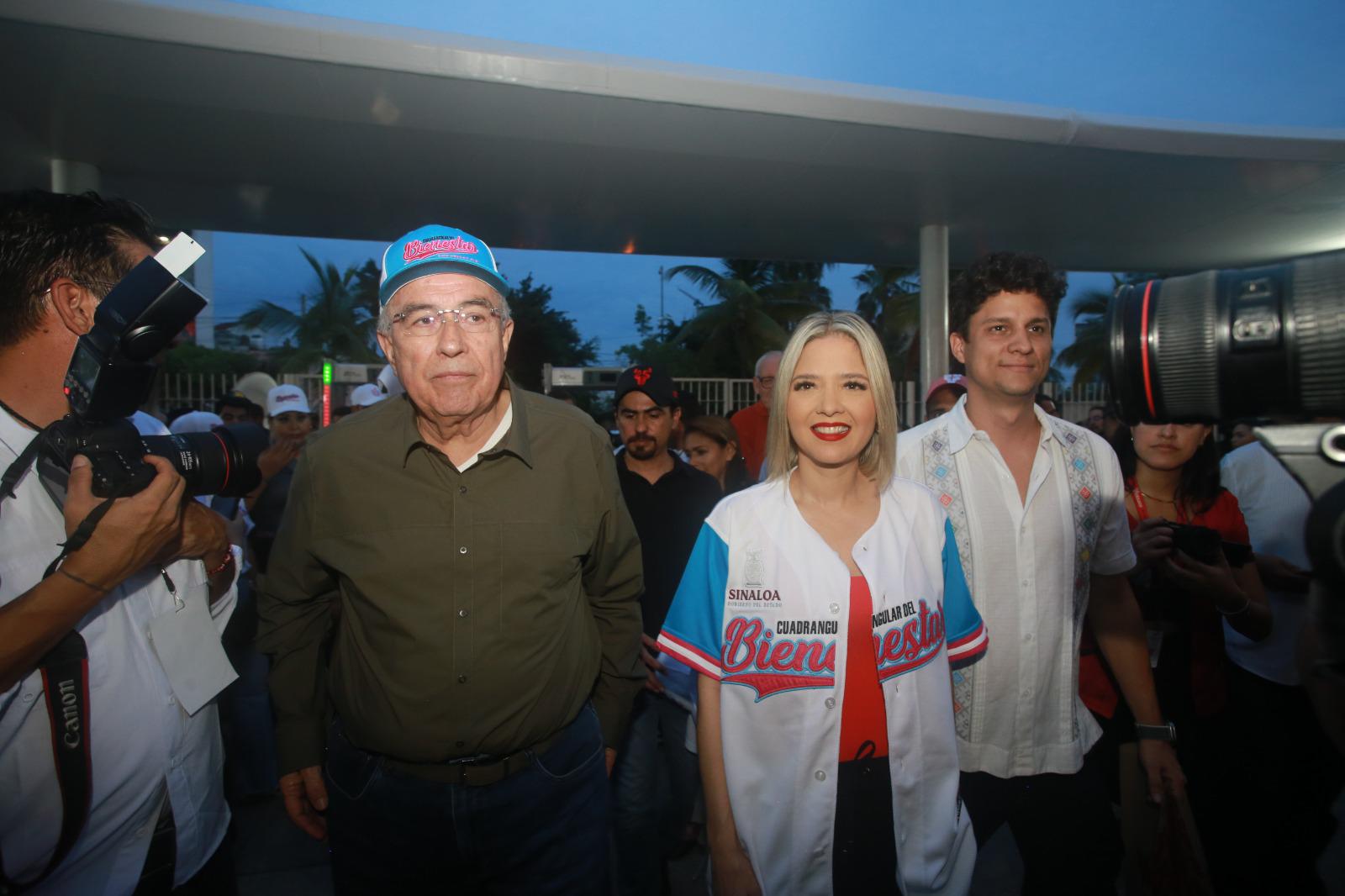 $!Entre la multitud llega el Gobernador Rocha Moya al estadio para el Cuadrangular del Bienestar