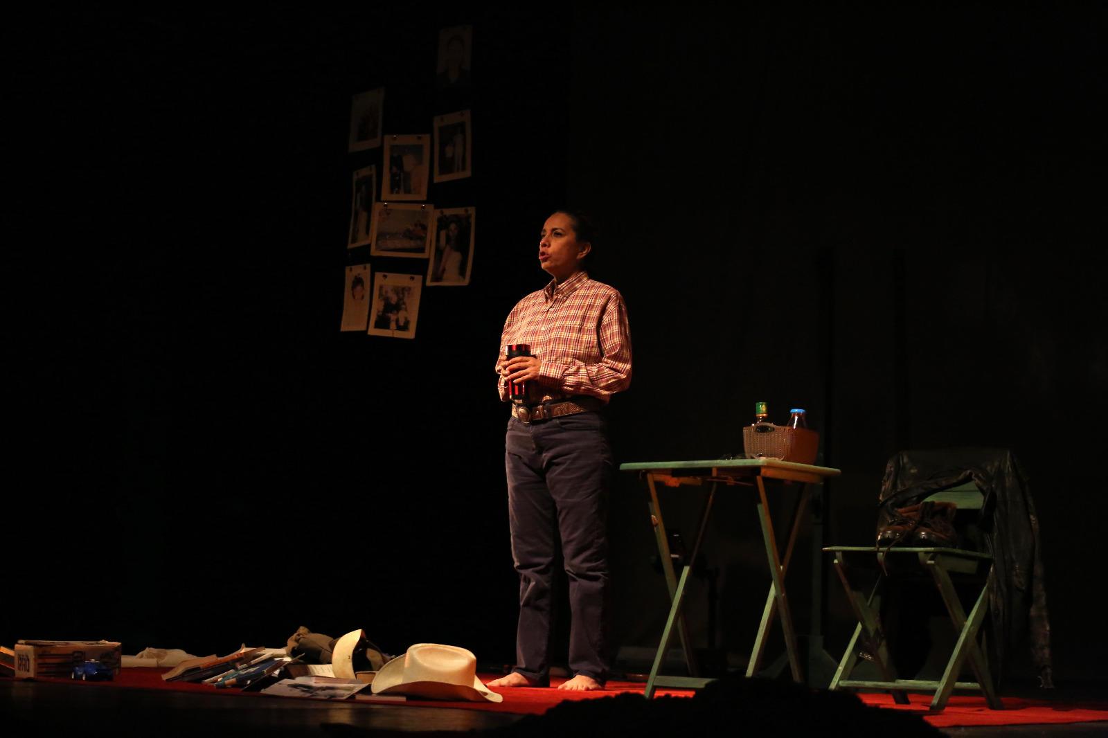 $!La obra es interpretada por la autora, actriz e hija del ex guerrillero Jesús María Casavantes, originario de Chihuahua y ex miembro del Movimiento de Acción Revolucionaria.