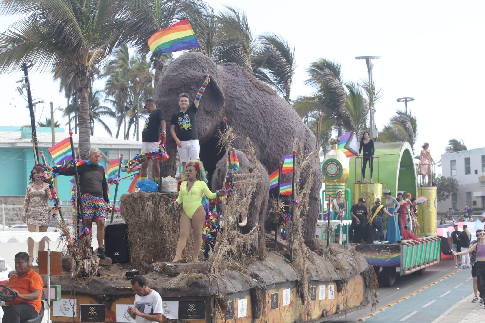 $!En Mazatlán el malecón se vuelve un abanico multicolor con marcha de la diversidad sexual; coronan a Ninel Conde como su Reina