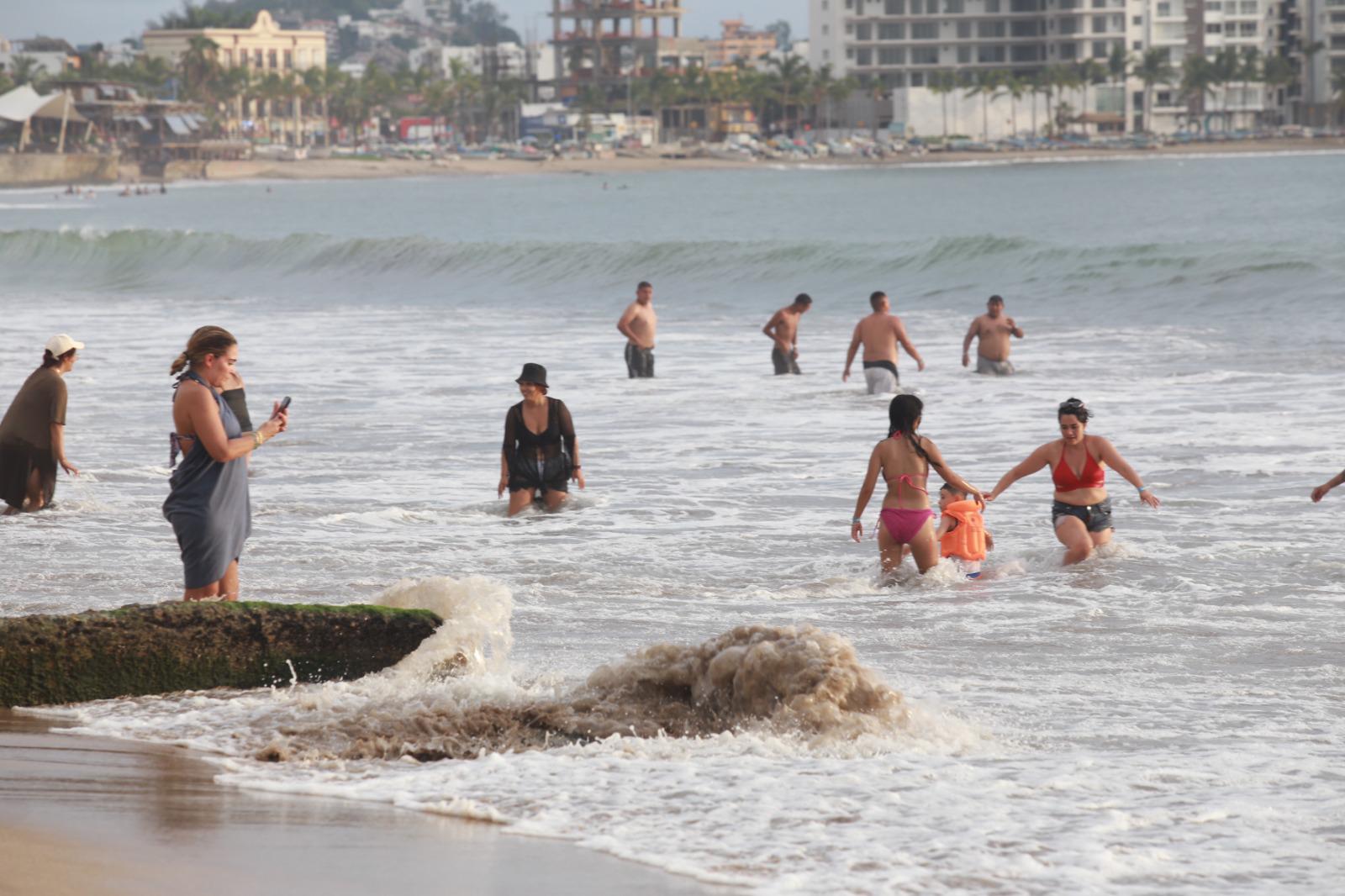 $!Aparece zona rocosa en áreas de playa de Mazatlán