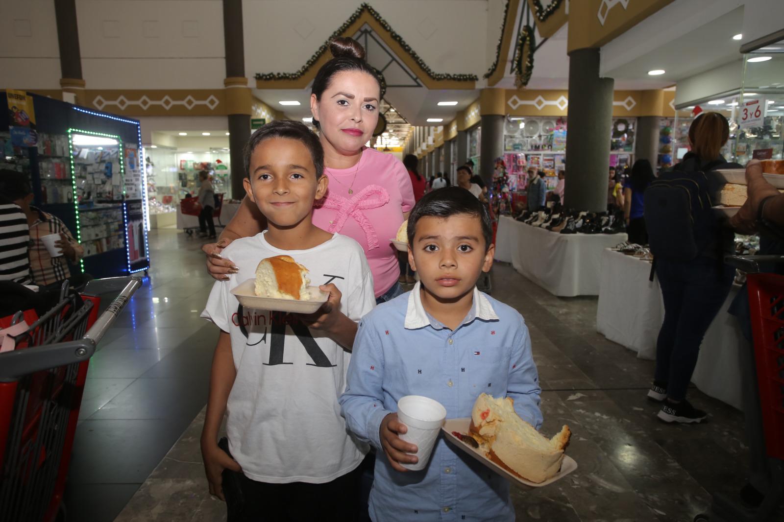 $!Adelina Tirado entre los niños Gael Navarro Tirado y Johan Padilla Tirado.