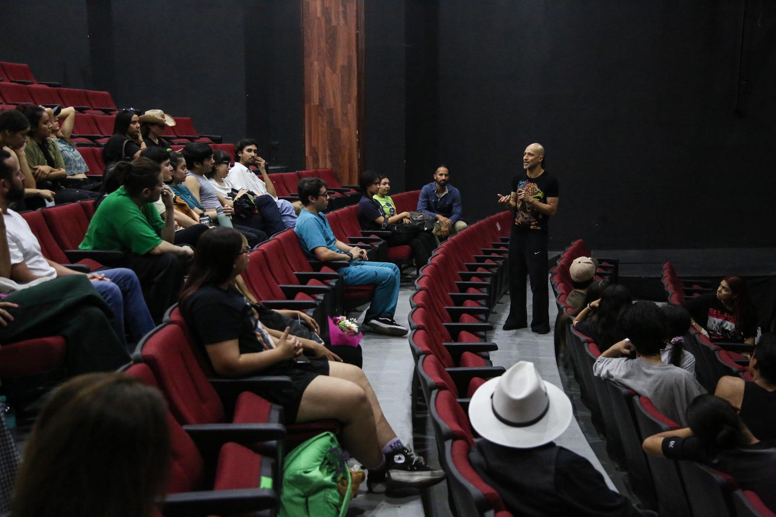 $!El coreógrafo y director colombiano Vladimir Rodríguez ofreció una charla.