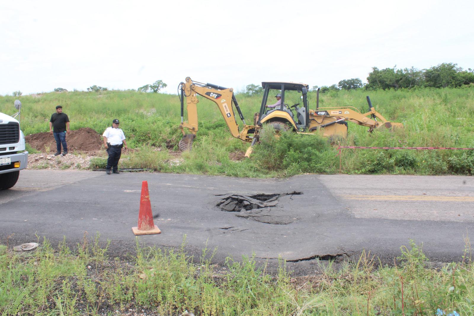 $!Se hunde tramo de la carretera estatal a Agua Verde por tubería de la presa Santa María en Rosario