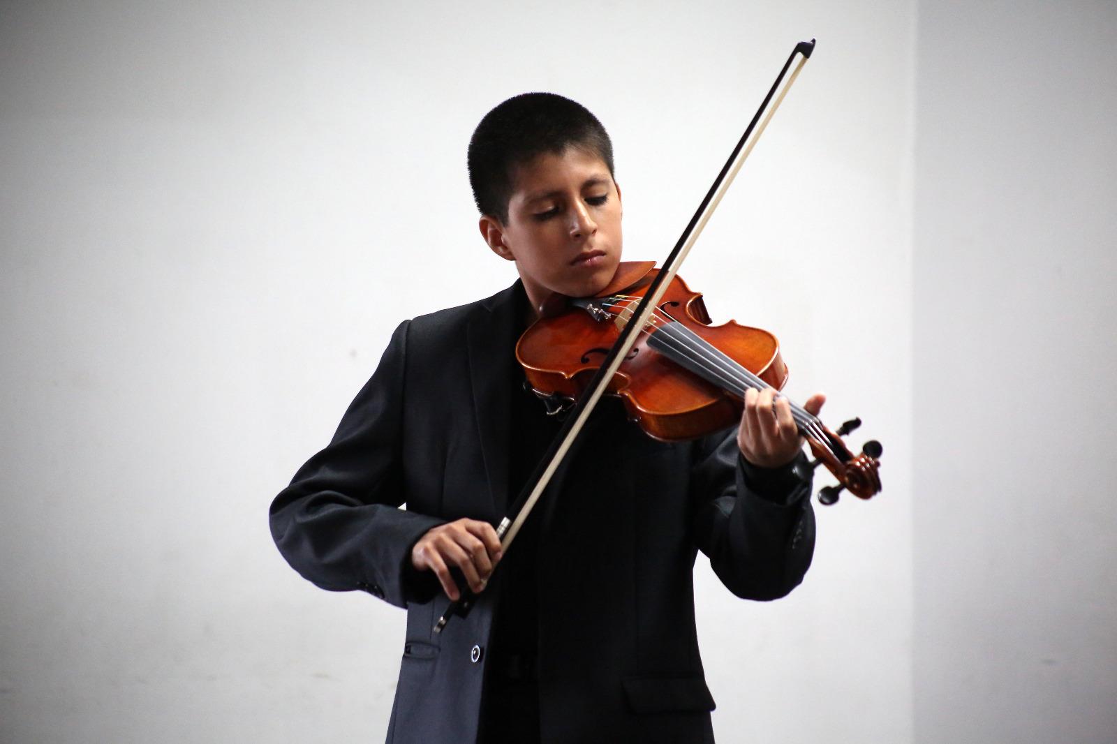 $!Ieshua Montoya Ramírez, alumno de violín del maestro Oleksandr Taslytskyi,
