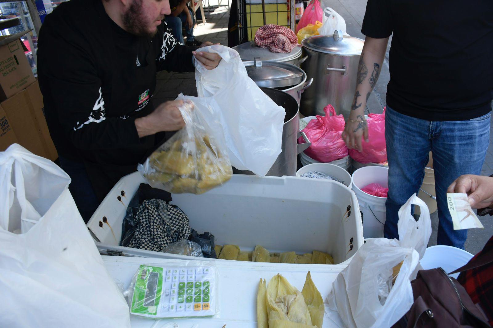 $!Culiacanenses cumplen con la promesa de comprar tamales el Día de la Candelaria