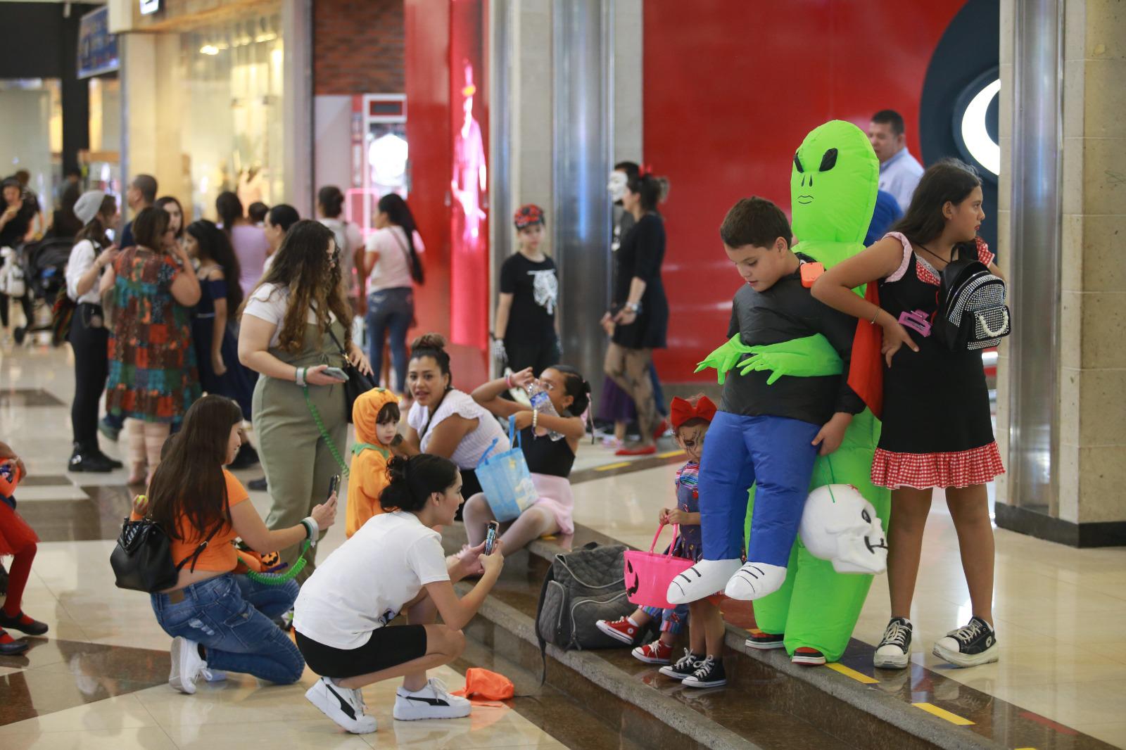 $!#Galería | En la Gran Plaza y en las letras de Mazatlán se arma la fiesta de Halloween