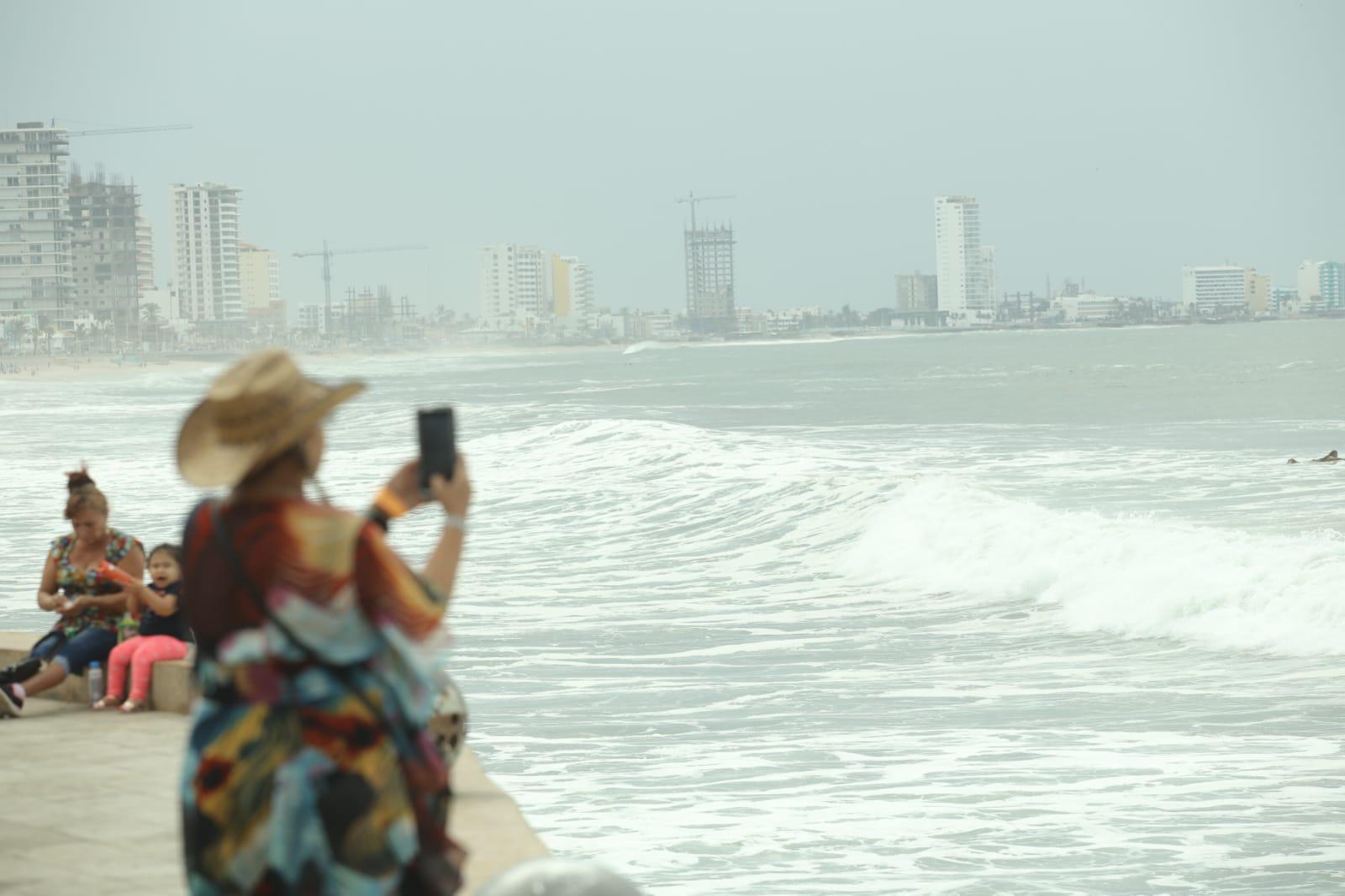 $!‘Roslyn’ deja un oleaje intenso en Mazatlán