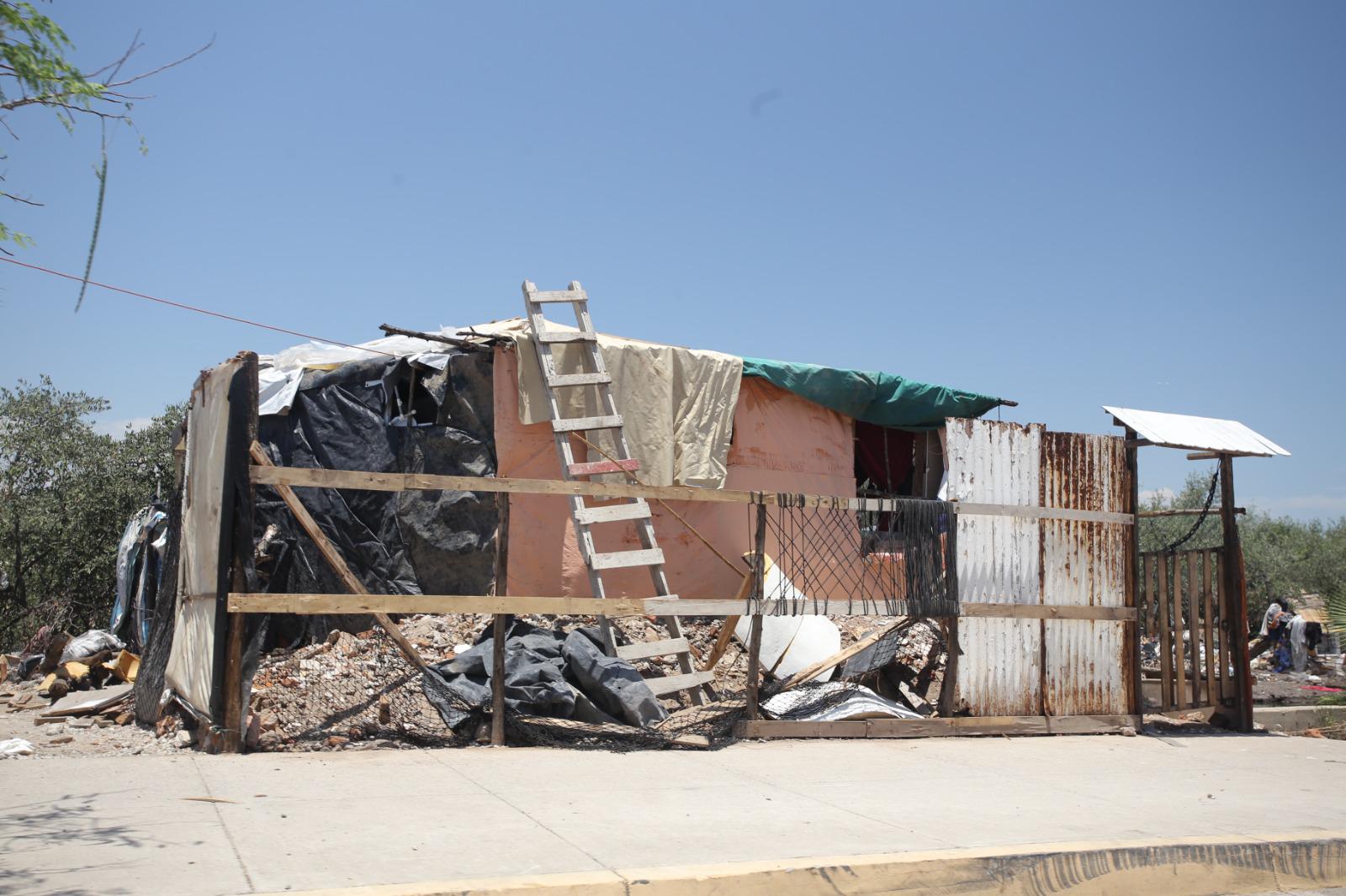 $!Abunda la contaminación de basura y residuos en el Estero del Infiernillo; invasiones se mantienen