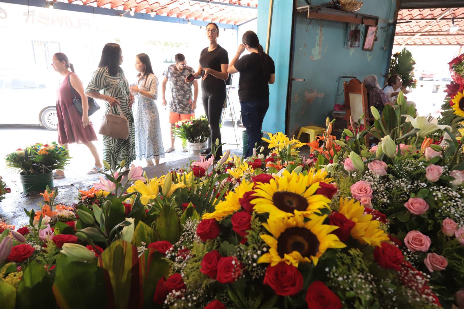 $!Pese a inseguridad, ventas de flores repuntan en el Mercado de las Flores este 10 de mayo