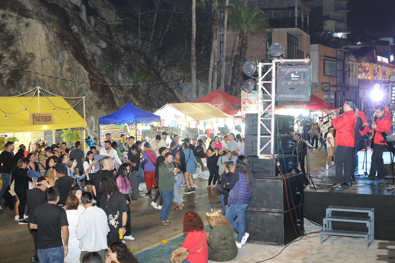 $!Vibra Olas Altas con la segunda noche del Carnaval de Mazatlán 2025