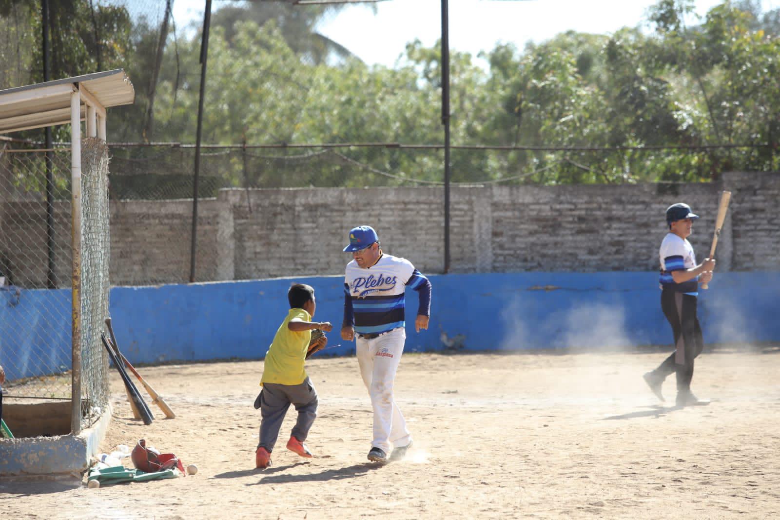 $!Los Plebes del Rancho son los reyes del playoffs de la Liga de Beisbol Eco Taxis Verdes
