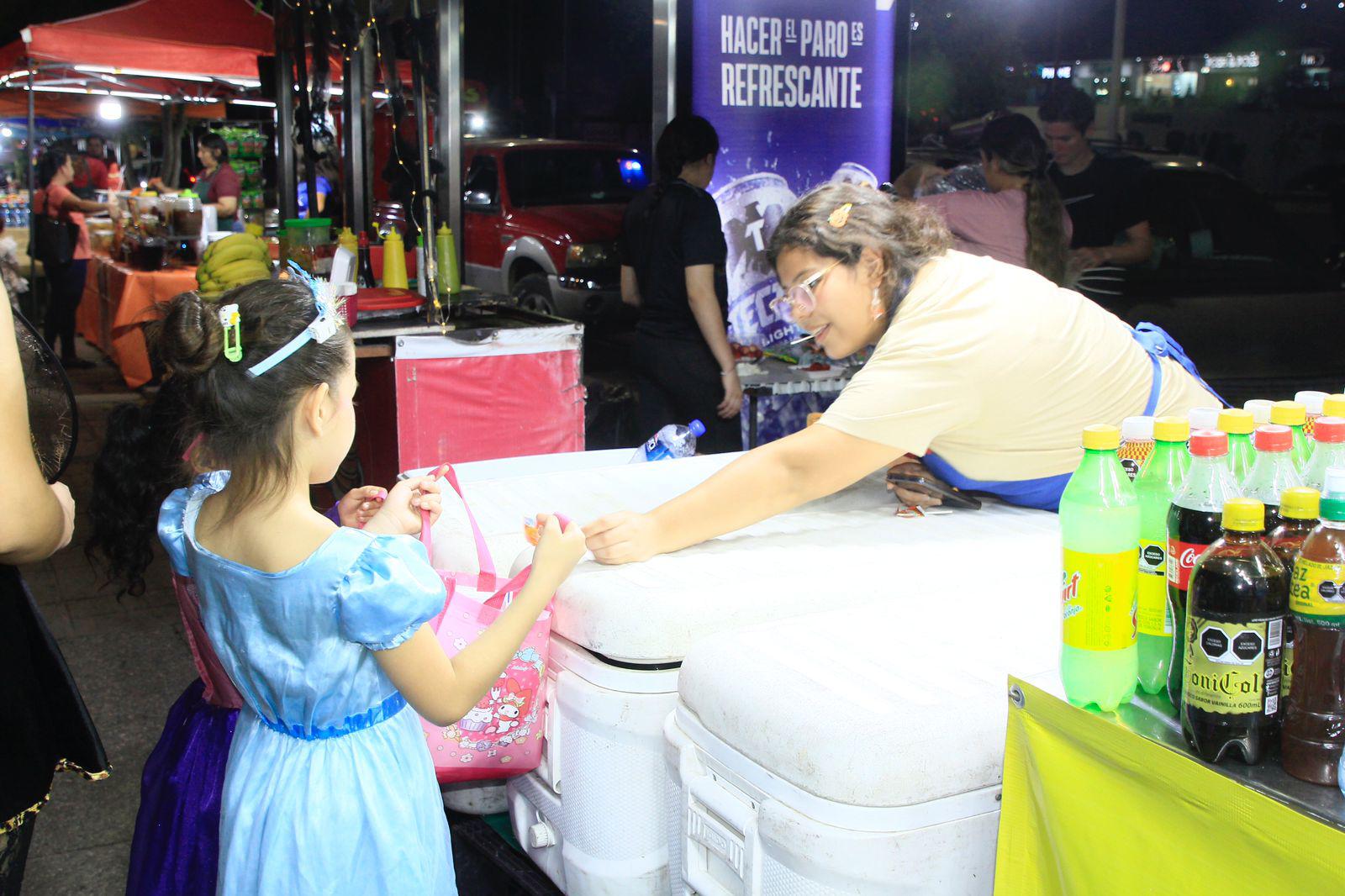 $!#Galería | Salen familias de Culiacán a celebrar la noche de Halloween en avenidas vigiladas