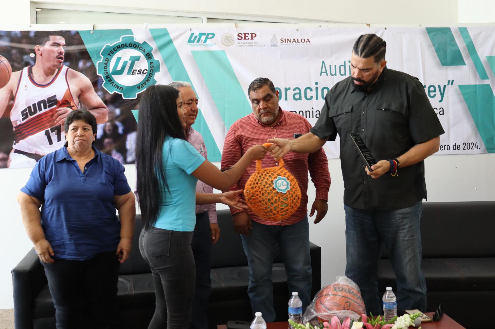 $!En homenaje, nombran ‘Horacio Llamas Grey’ al auditorio de UTEsc