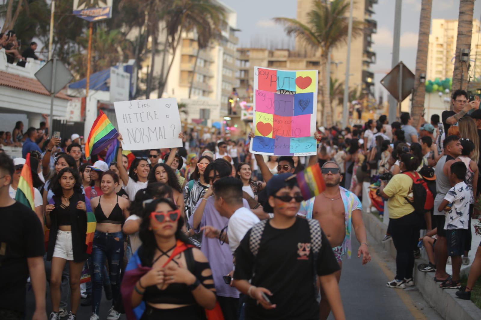 $!En Mazatlán el malecón se vuelve un abanico multicolor con marcha de la diversidad sexual; coronan a Ninel Conde como su Reina